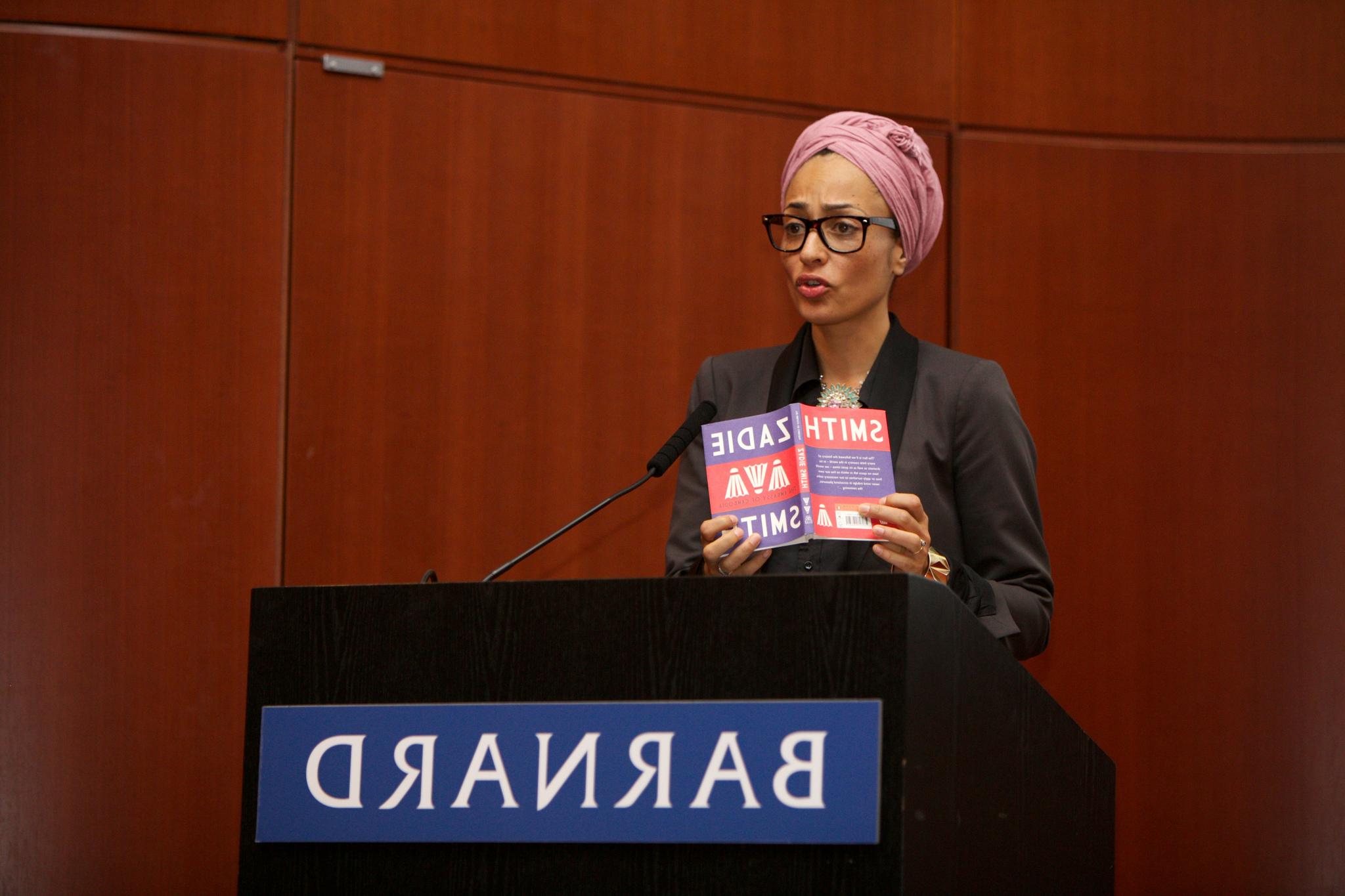 photo of the woman writer Zadie Smith standing at a podium